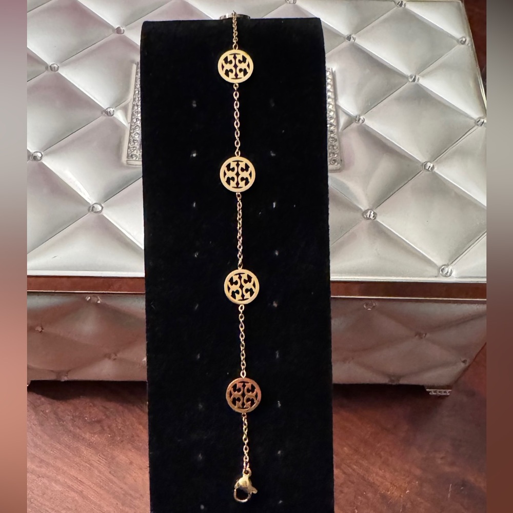Beautiful Gold Bracelet with Filigree Discs - Picture 3 of 10